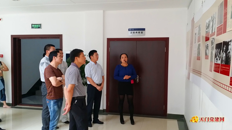 市委组织部机关干部参观《红星照耀中国》图片展